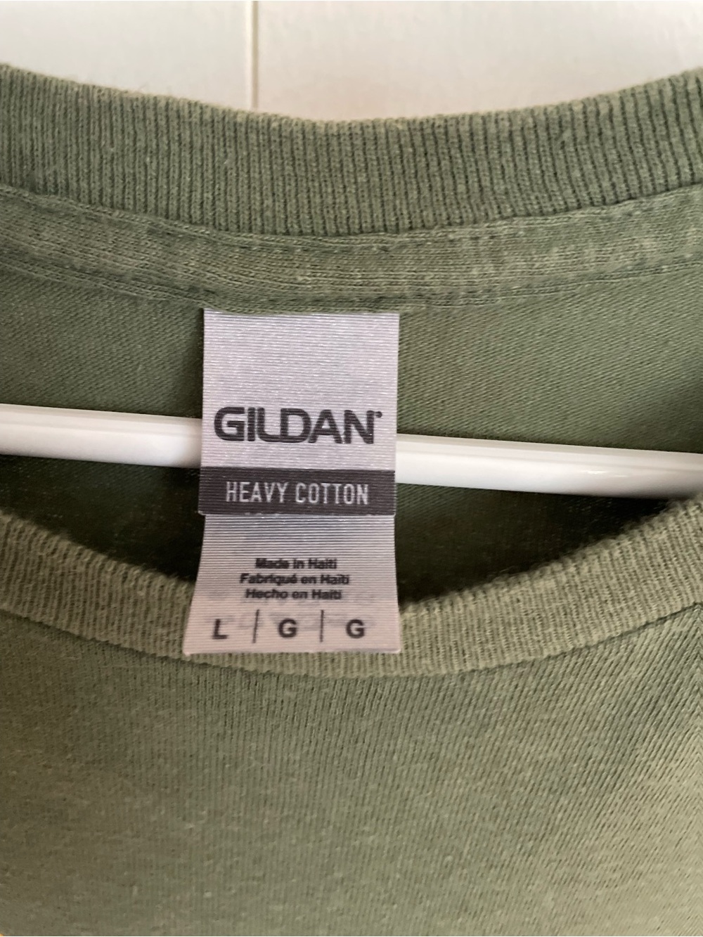 Men’s Large Gildan Olive Green Short-Sleeve Tee with Yellow Fishing Graphic - Picture 2 of 10